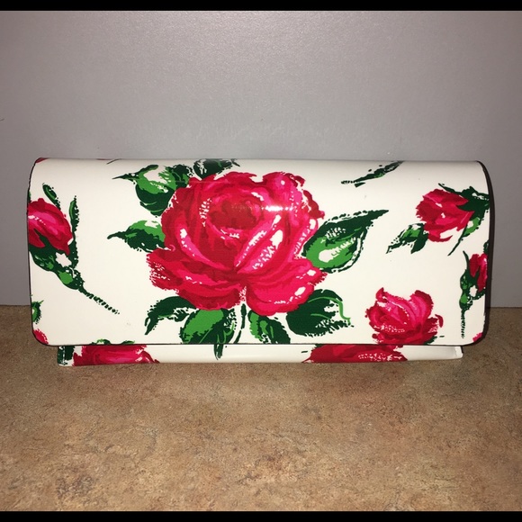 BETSEY JOHNSON Accessories - 🆕🎀BETSEY JOHNSON ROSE GLASS CASE. STYLISH